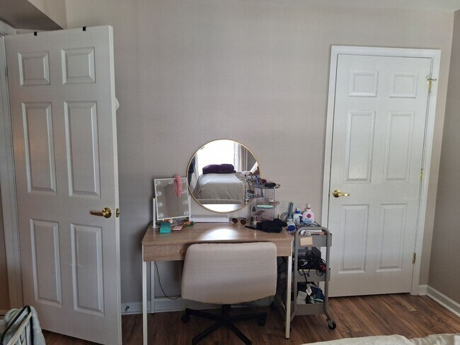 Building Photo - Walking distance to UT