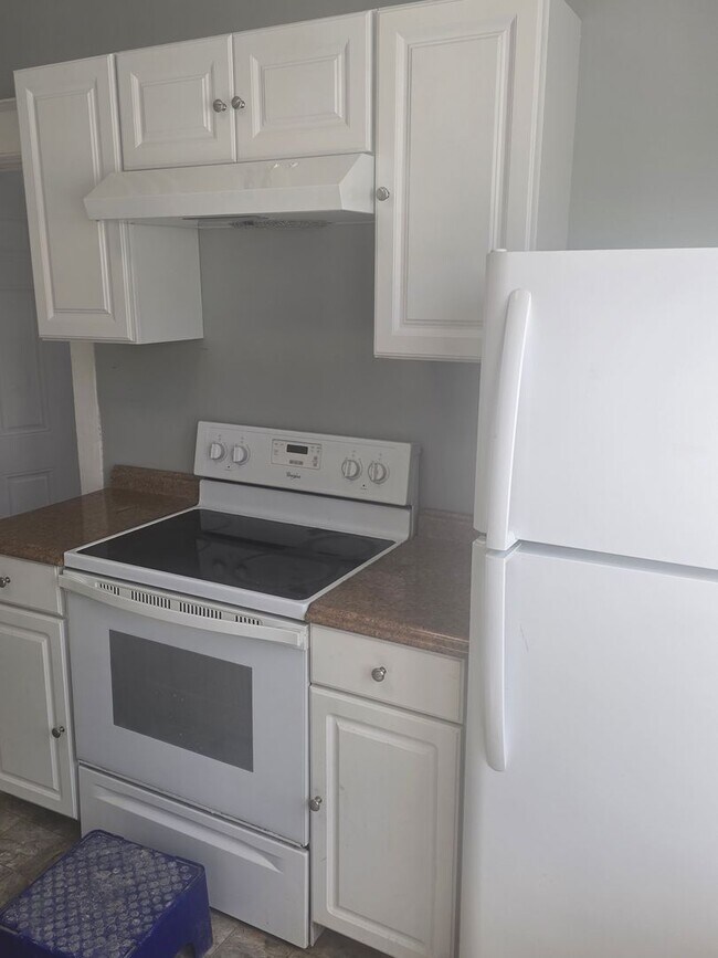 Building Photo - Three Bed 1 Bath Apartment for Rent!
