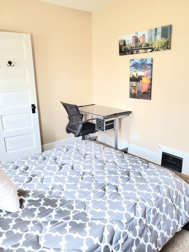 Building Photo - 608 S 35th Ave