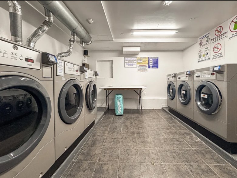 Building Photo - 924 Metropolitan Ave