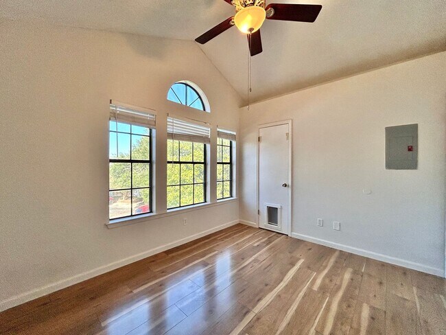 Building Photo - Stylish 2 Bedroom, 1.5 Bath Home with High Ceilings