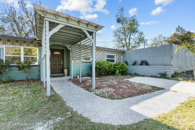 Building Photo - 6204 Commodore Dr