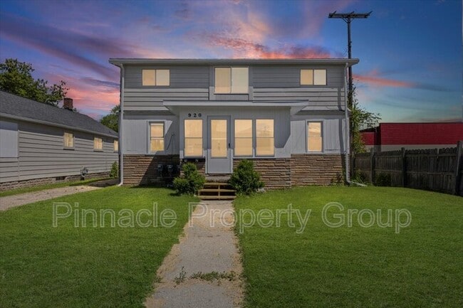 Building Photo - 920 Premont Ave