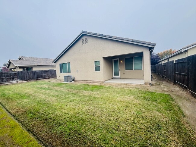 Building Photo - NW Visalia Home Coming Soon!