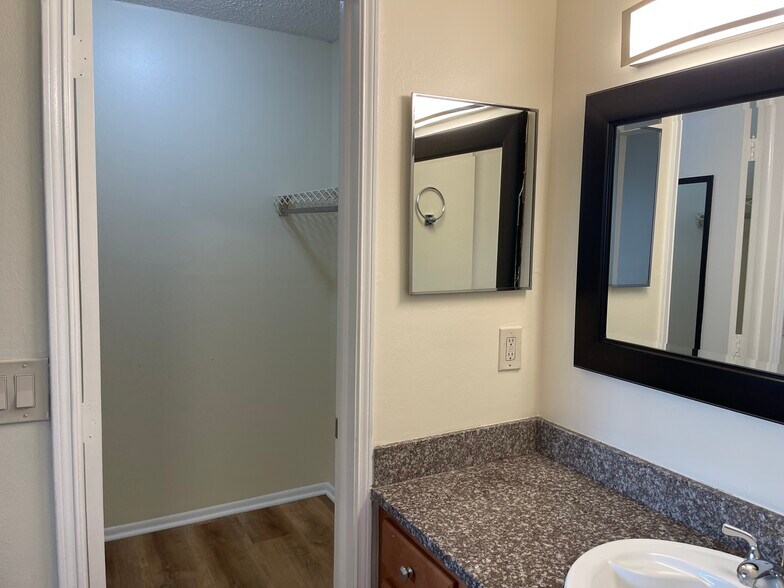 Building Photo - 9461 Evergreen Pl