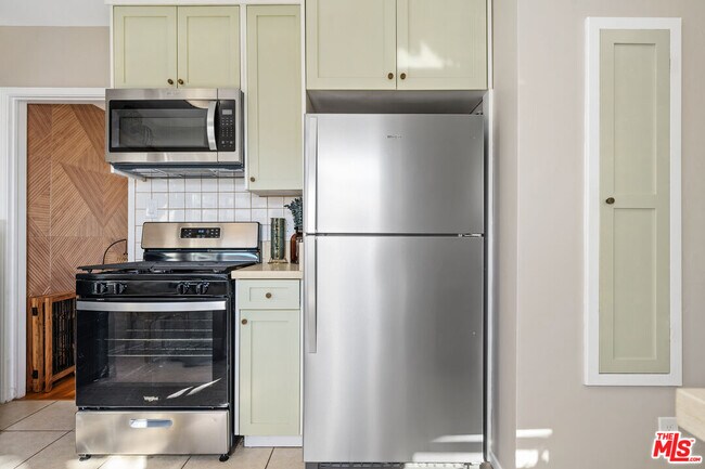 Building Photo - 1332 Ocean Park Blvd