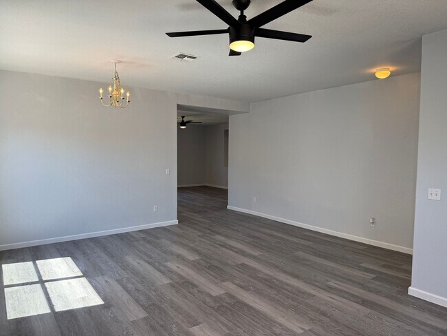 Building Photo - 33190 N Cherry Creek Rd