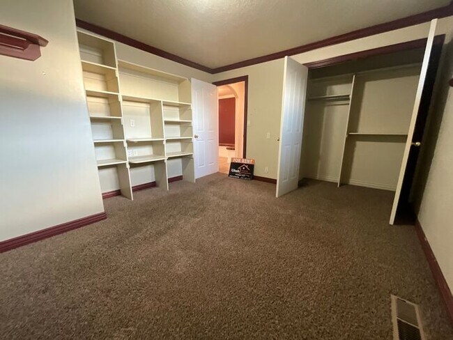 Building Photo - 3 bdrm 3 bath Home 2 car Garage 1.8 Acres Horse property. All Utilities included.