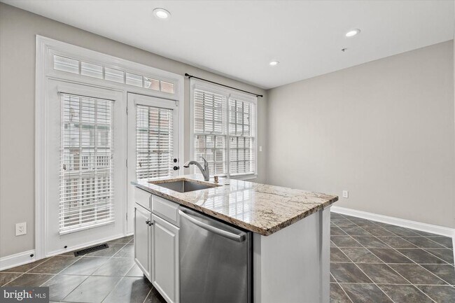 Building Photo - 306 S Fayette St