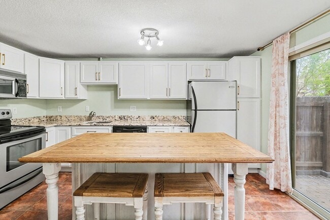 Building Photo - 2 Bedroom Townhome is Wheat Ridge!