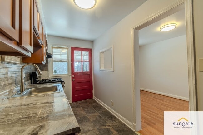 Building Photo - 751 Yale Ave