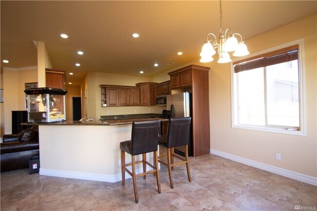 Building Photo - Beautiful 3 bed 2 bath stucco home in a newer area of homes. Just down the street from Park Orcha...