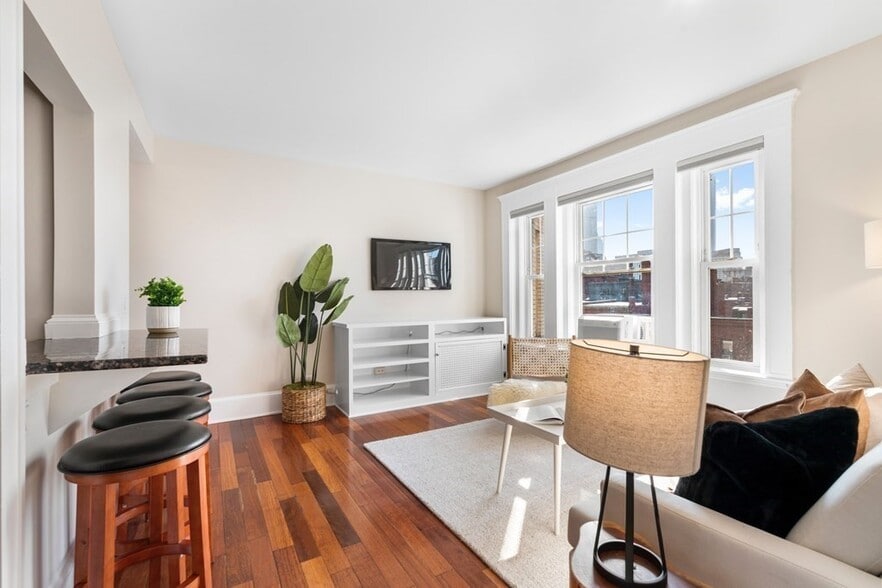 Building Photo - 520 Beacon St