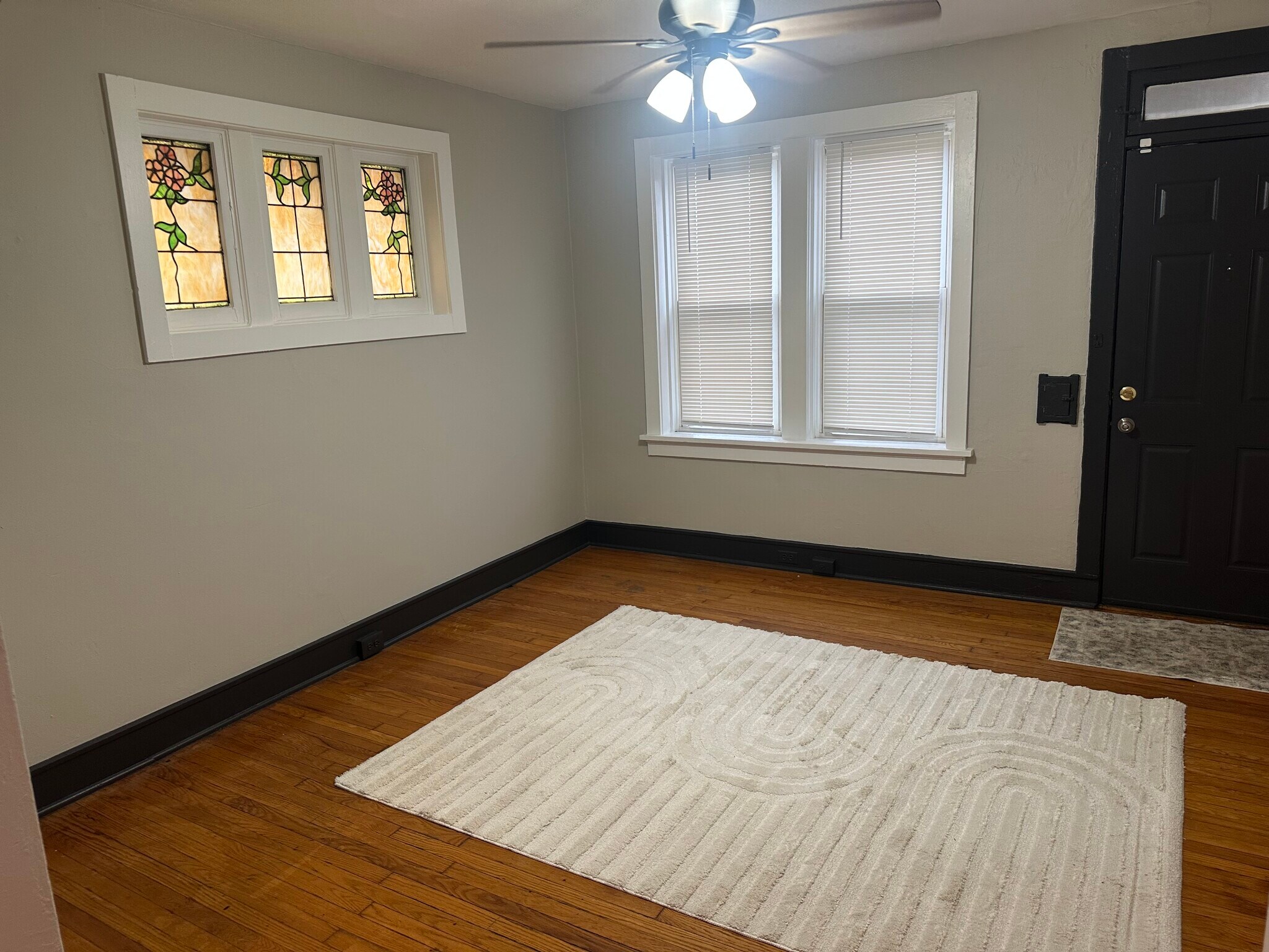 Building Photo - 4916 Winona Ave