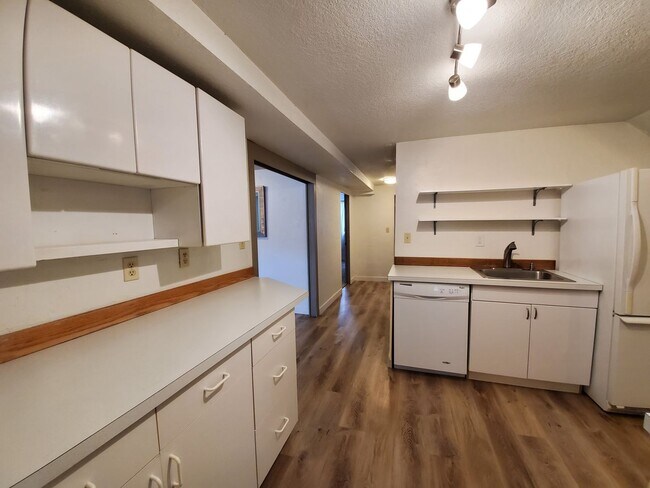 Building Photo - 2 Bedroom 1 Bath Lakefront w/all utilities and lawn care included