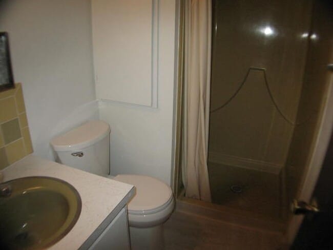 Building Photo - ALL PROSPECTIVE TENANTS MUST SUBMIT A $58 NON-REFUNDABLE APPLICATION FEE PER APPLICANT ONLINE AND...