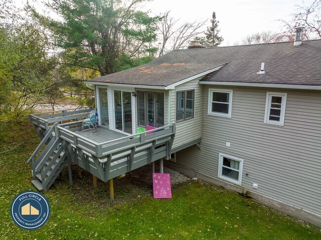 Building Photo - Spacious 5-Bedroom, 1.75 Bathroom Home in ...