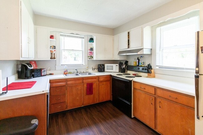 Building Photo - PRELEASING for AUGUST! Close to Campus: Dishwasher and Washer/Dryer Included