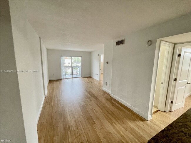 Building Photo - 2 br, 2 bath Condo - 8101 Crespi Blvd Apt 204