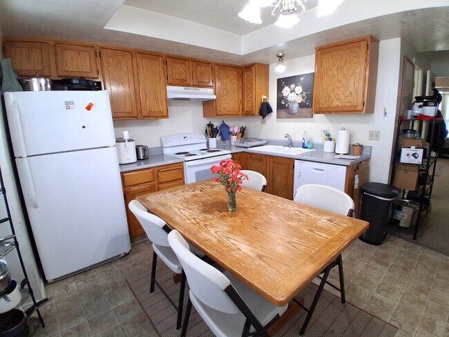 Building Photo - 565 N 300 E