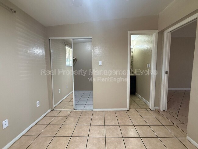 Building Photo - 1637 W Muriel Dr