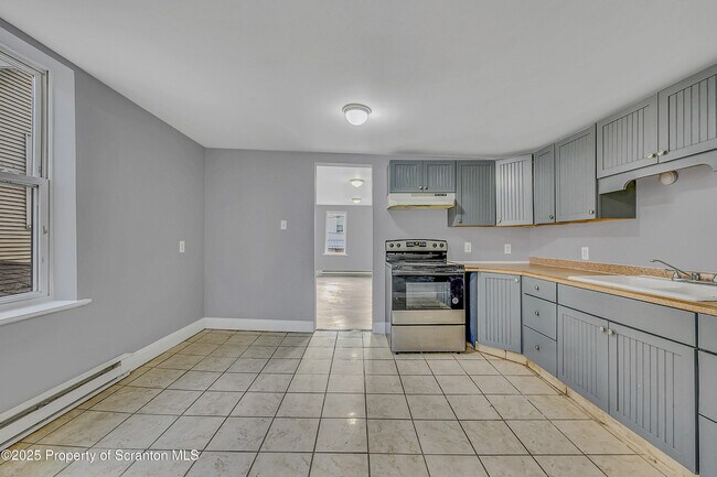 Building Photo - 916 W Linden St