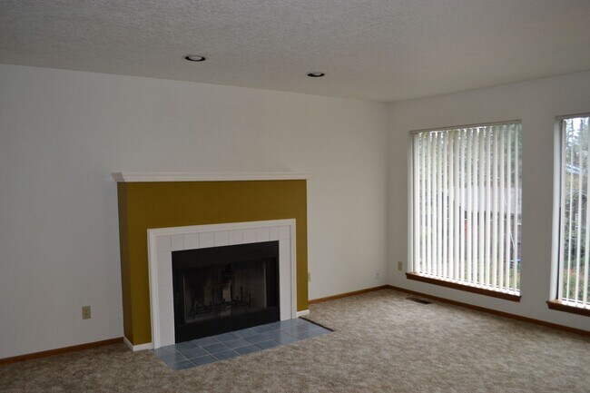 Building Photo - BEAUTIFUL 3 BEDROOM 3 BATH HOUSE LOCATED IN SOUTH SALEM