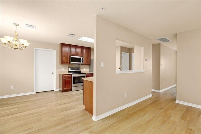 Building Photo - 2204 Cottontail Dr