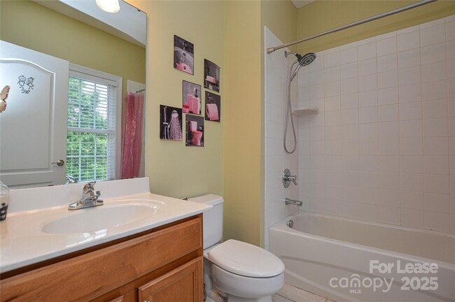Building Photo - 5004 Woodview Ln
