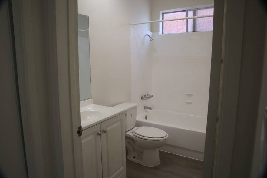 Building Photo - 915 N Wilton Pl
