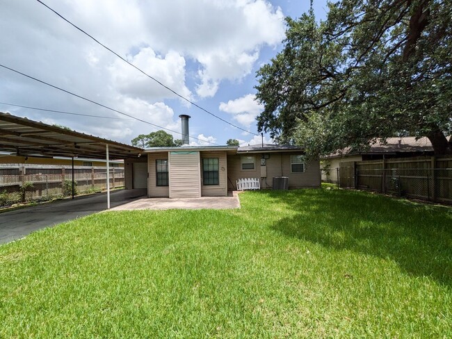 Building Photo - 5031 Simpson Ave
