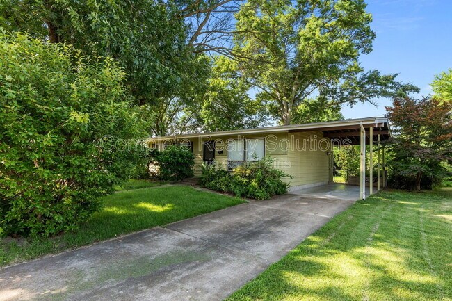 Building Photo - 560 Bardot Dr