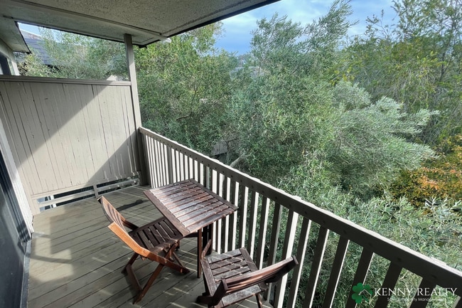 Building Photo - Top Floor One Bedroom - Easy Access to Garage Parking + Great Amenities