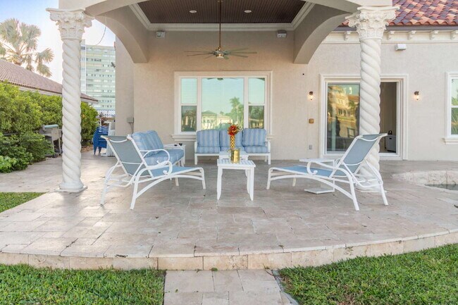 Building Photo - 4/3 Stunning Waterfront home in the heart of Clearwater Beach!