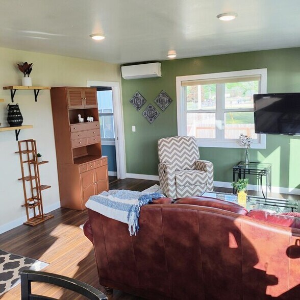 Living Room - 615 S Main St