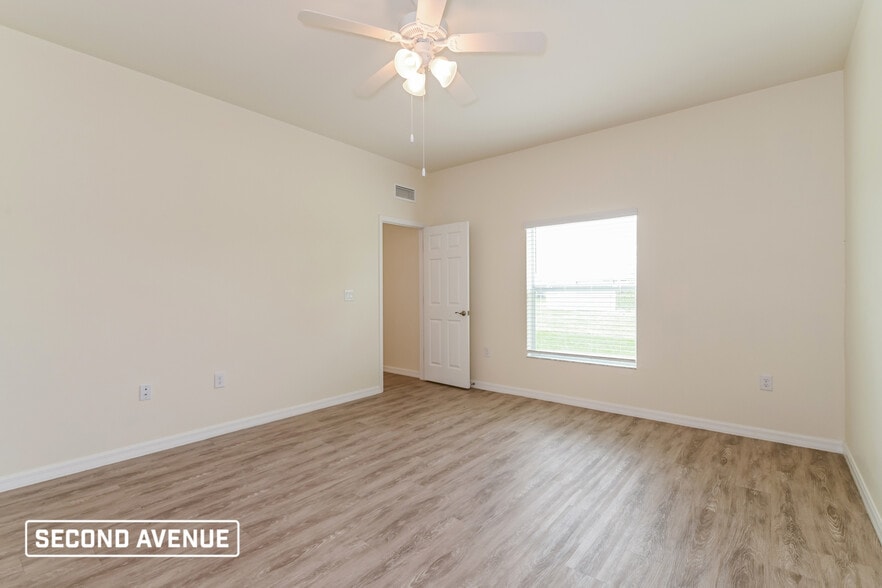 Building Photo - 1015 NE 34th St