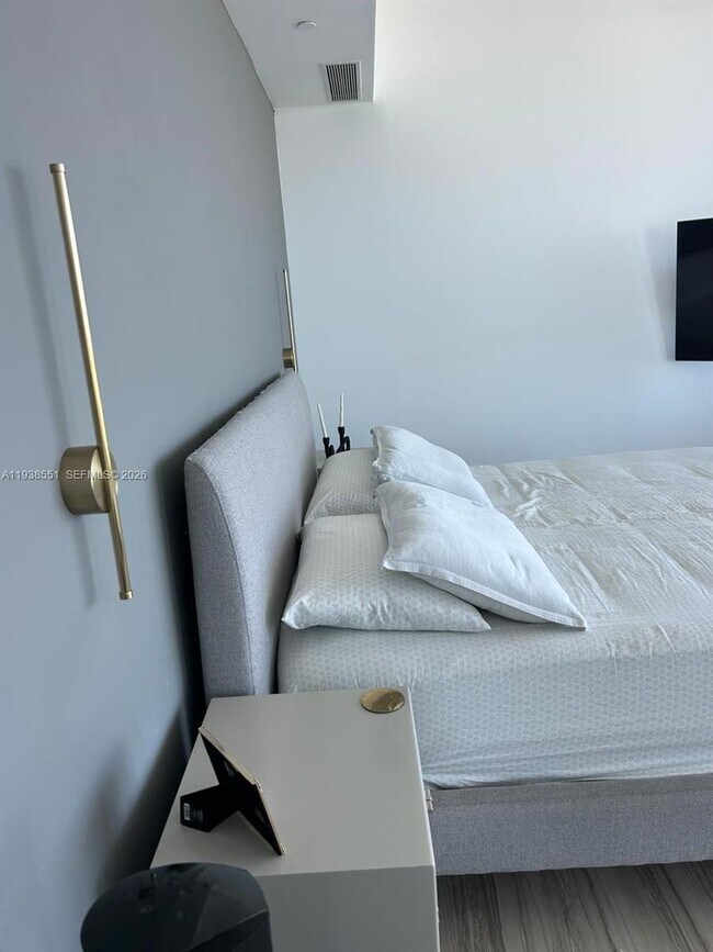 Building Photo - 18975 Collins Ave