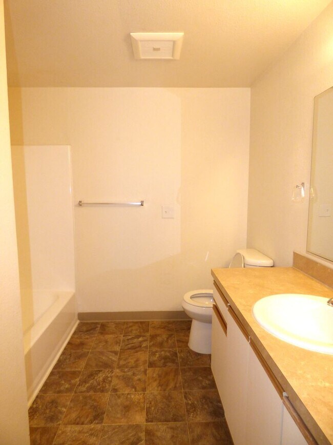 Building Photo - Rent Special: FREE June's Rent - 2 Bedroom 1 Bath Unit NE Salem!