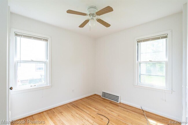 Building Photo - 1587 Leroy St