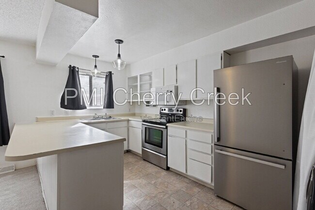 Building Photo - 554 Vance St