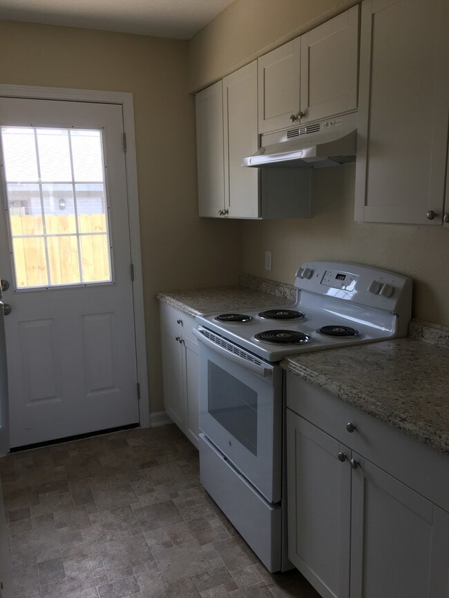 Building Photo - Efficient 2 Bed/1 Bath Duplex Unit in Spri...