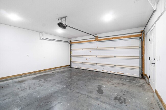 Building Photo - 402 Kings Rd
