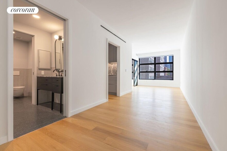 Building Photo - 547 W 47th St