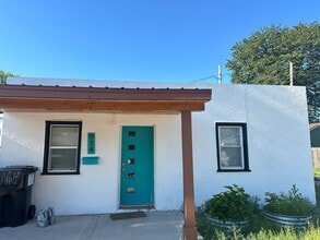 Building Photo - Attached one car garage! Pet Friendly!