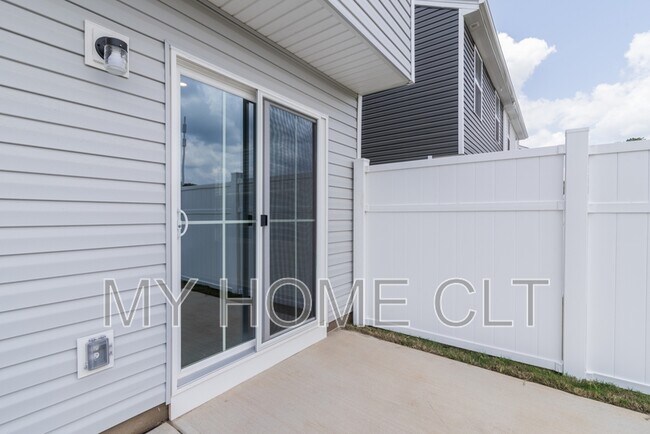 Building Photo - 6067 Bridle Crk Dr