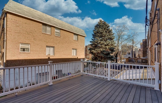 Building Photo - 2 Bedroom House Available With 2 car parking Northern Liberties