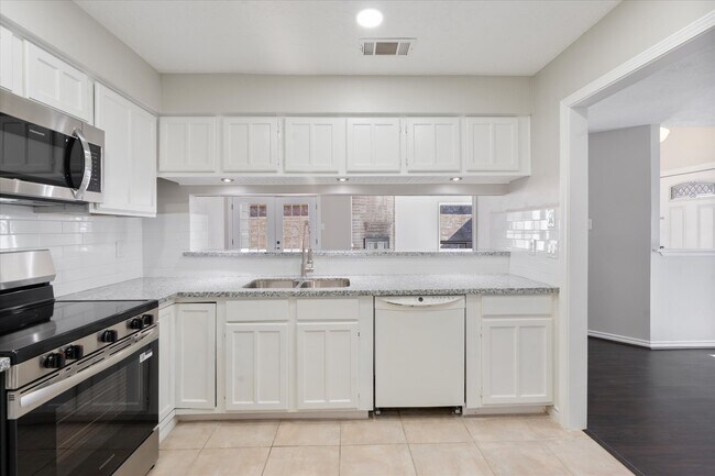 Building Photo - 16106 New Field Dr