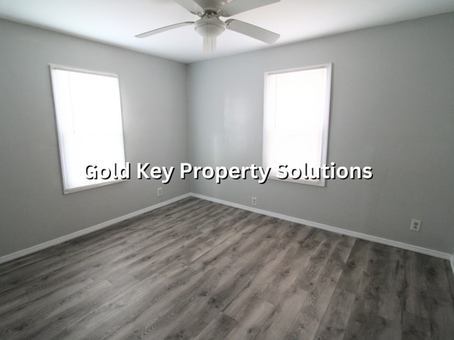 Building Photo - 2 BR 1 BA House with New Flooring and Paint (SECTION 8 APPROVED)