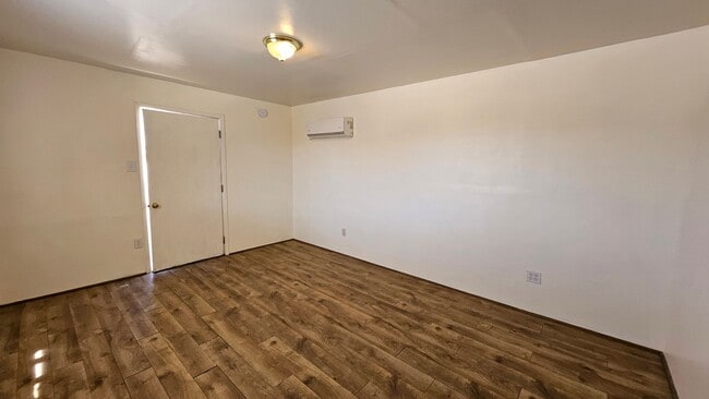 Building Photo - 2 bed with a office