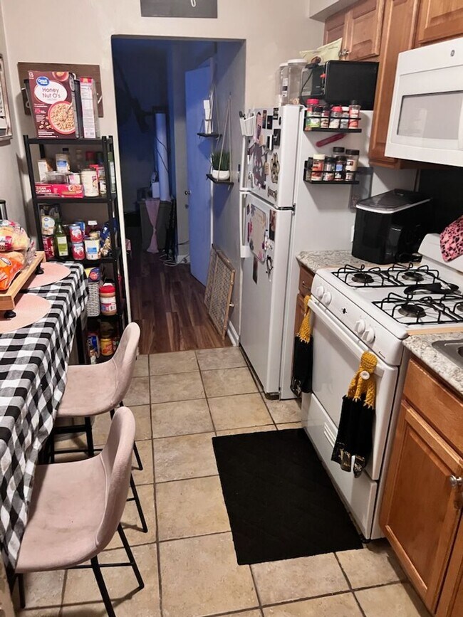 Building Photo - Spacious 1 Bedroom in Bellevue!